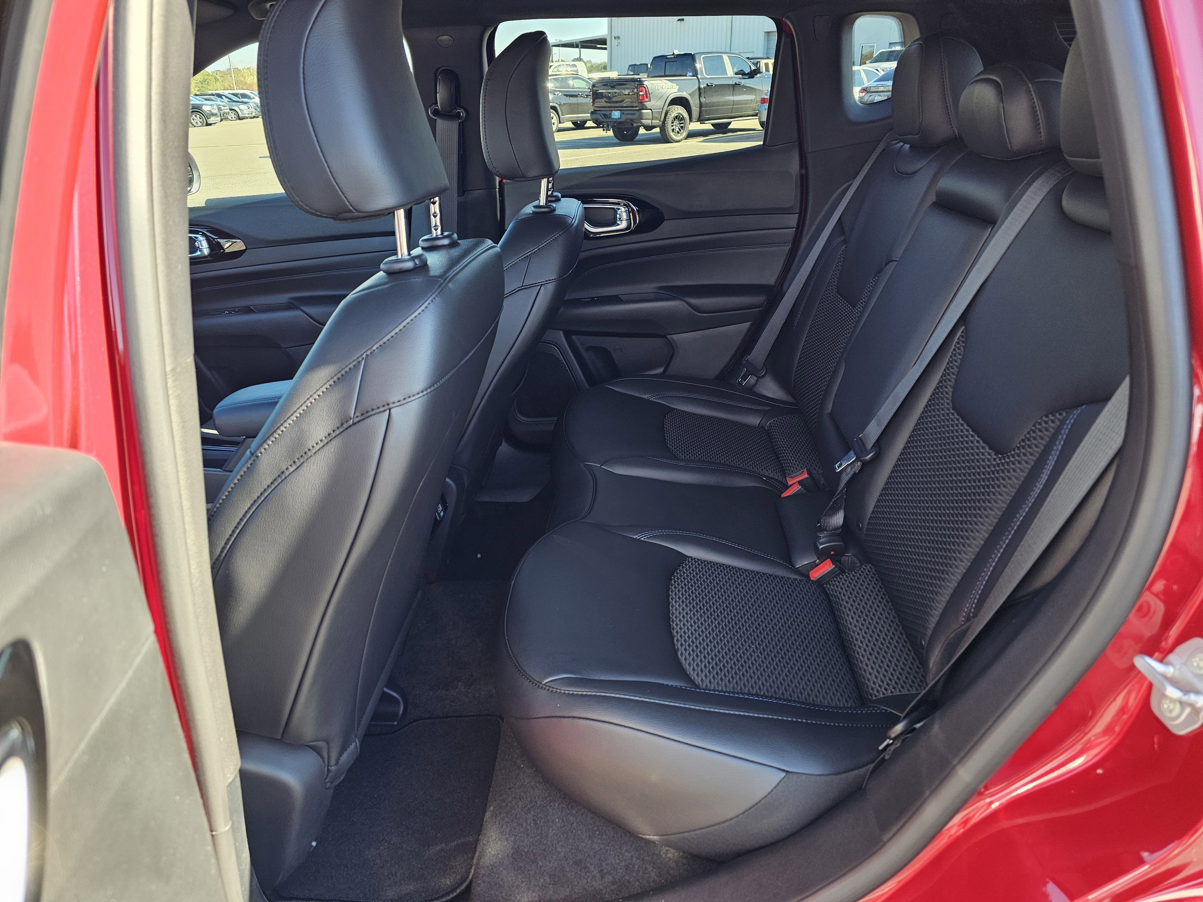 New 2026 Red Hot Pearlcoat Jeep Latitude Altitude image 30