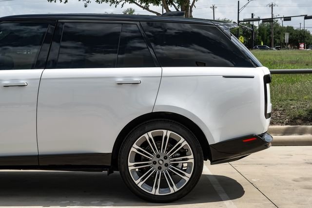 Used 2025 White Land Rover SE image 14