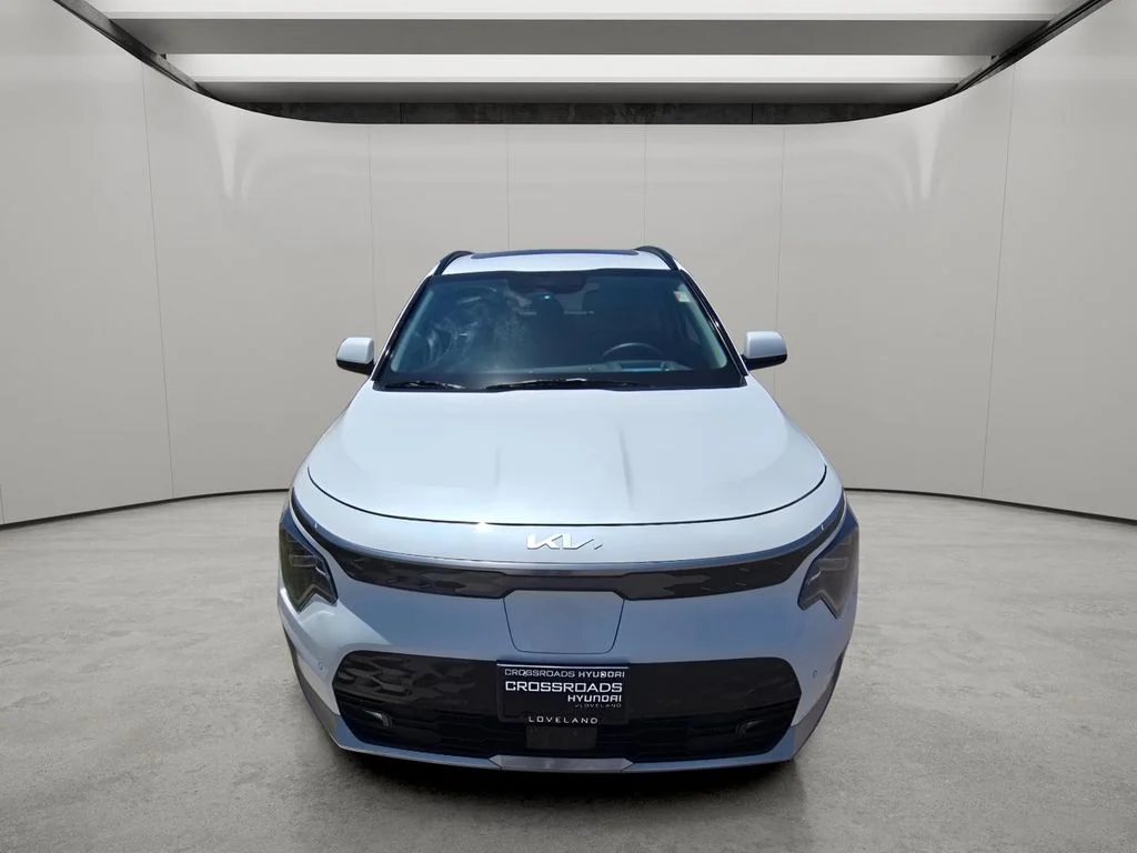 Used 2023 Snow White Pearl Kia Wave image 8