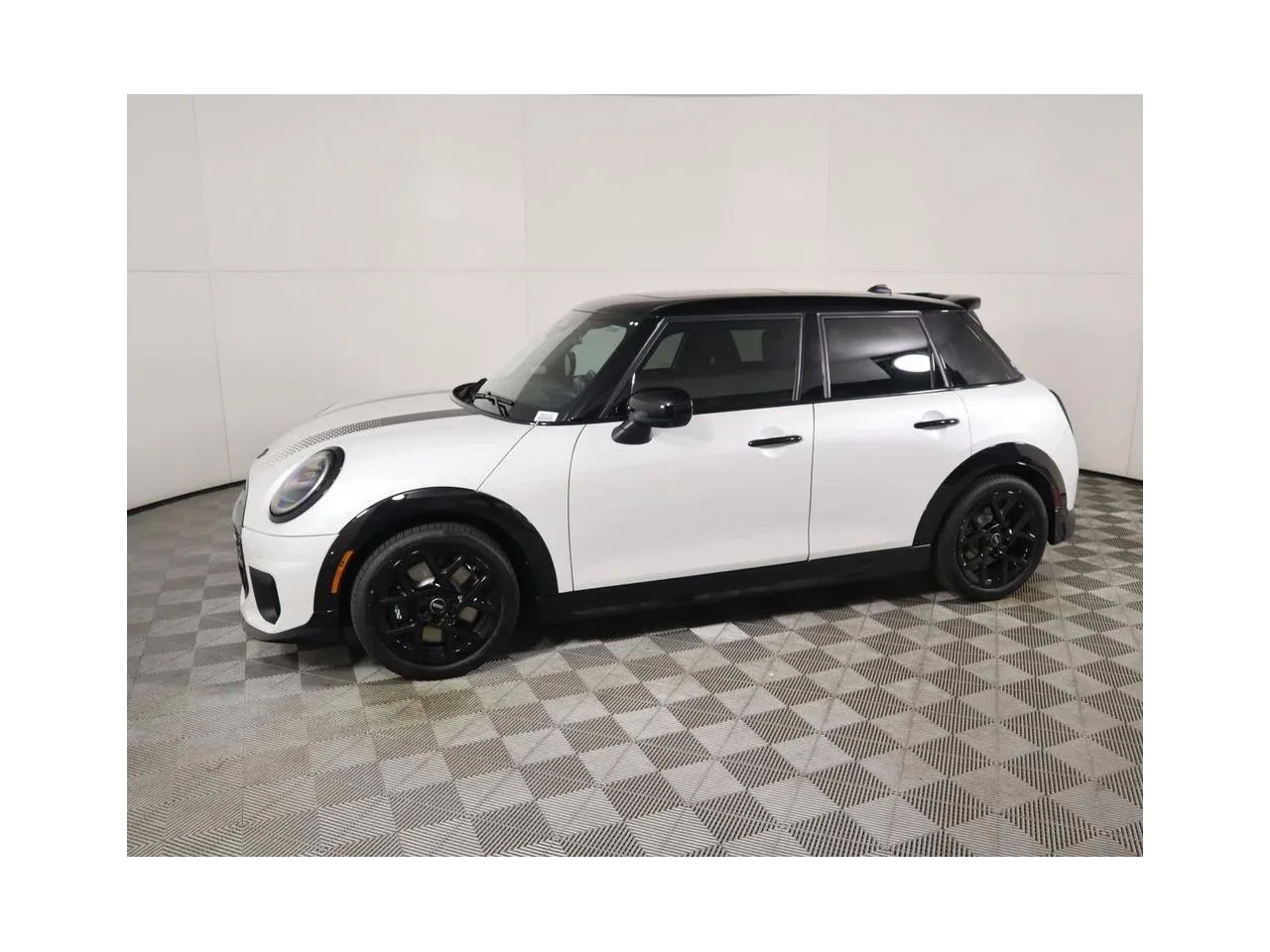 New 2026 Nanuq White Metallic MINI ICONIC image 8