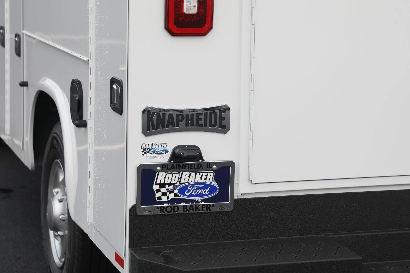 New 2027 Oxford White Ford E-350 SRW image 17
