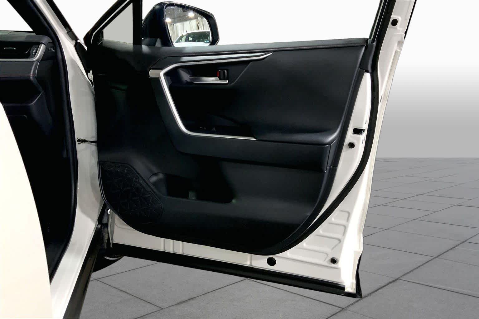 Used 2021 Blizzard Pearl w/Midnight Black Roof Toyota XSE image 23