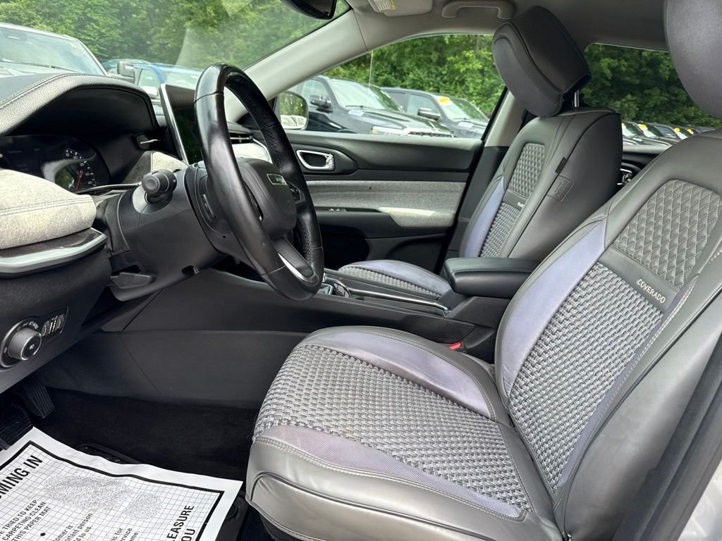 Used 2022 Silver Jeep Latitude image 9