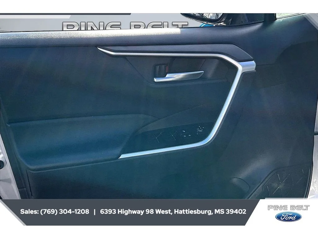 2024 Toyota RAV4 XLE - Photo 17