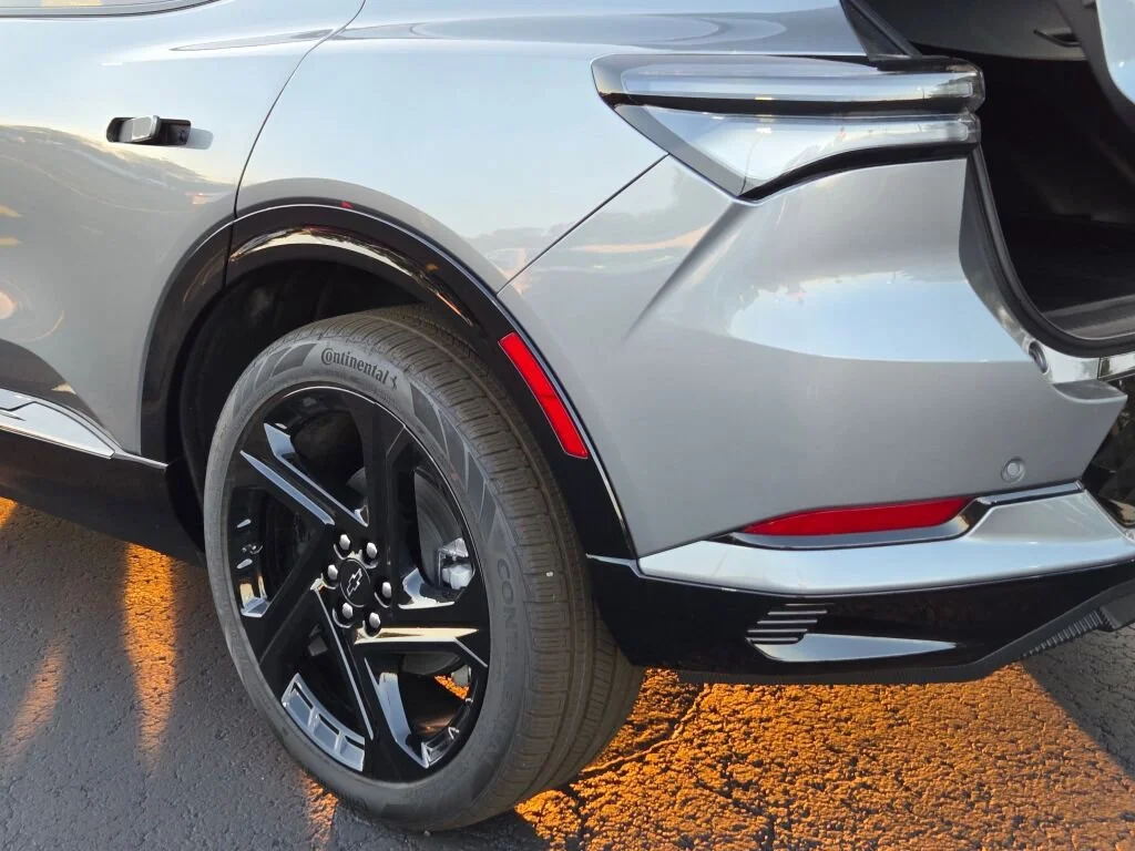 2025 Chevrolet Equinox EV RS - Photo 15