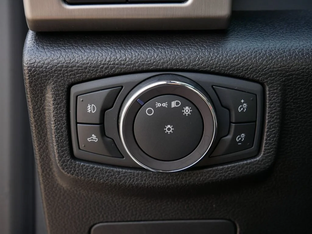 Used 2018 White Ford Platinum image 17