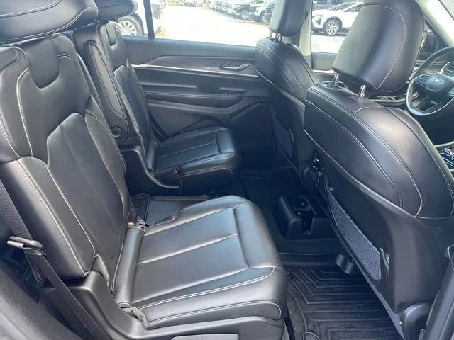 Used 2023  Jeep Limited image 12