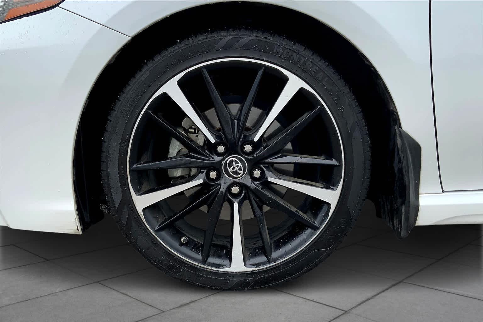 Used 2018 Wind Chill Pearl Toyota XSE V6 image 10