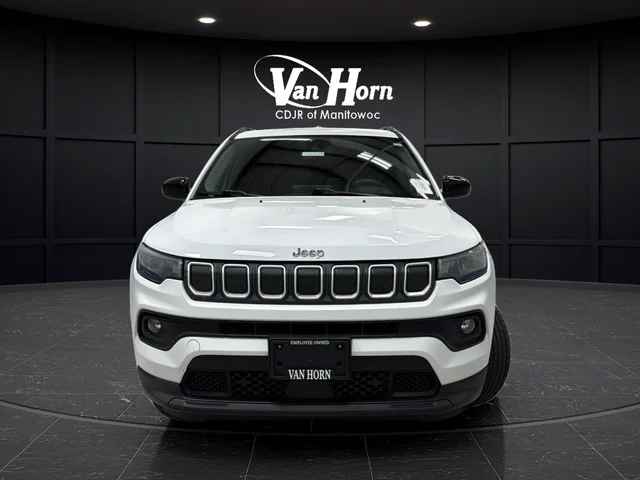 Used 2022 Bright White Clearcoat Jeep Latitude image 2