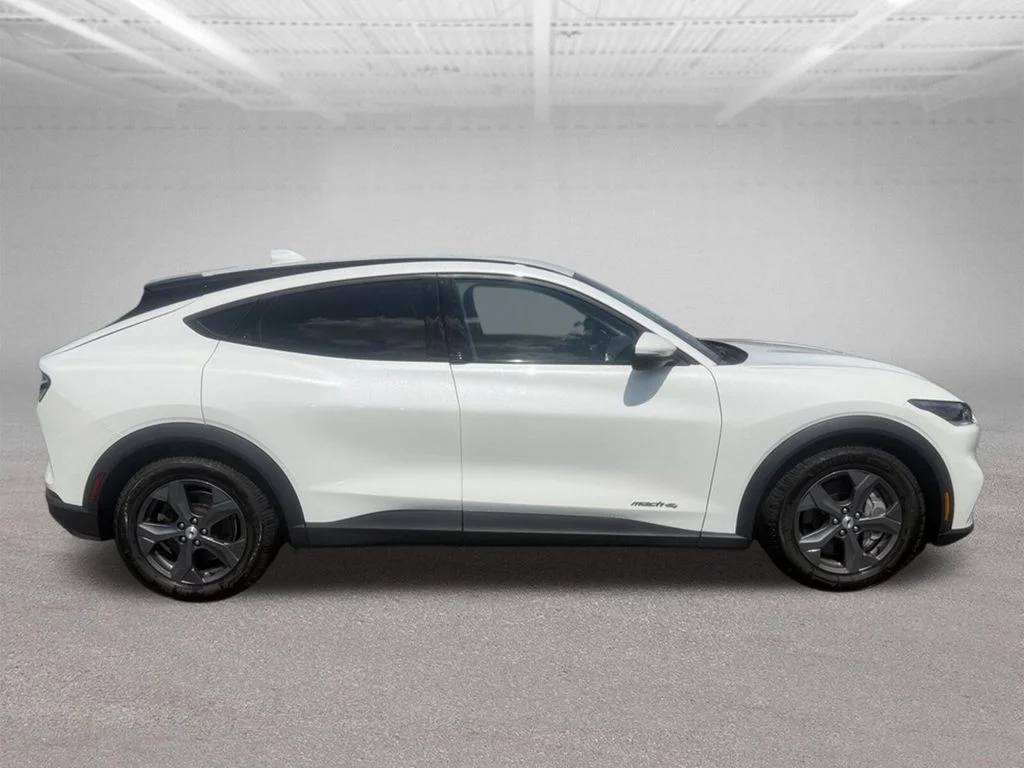 Used 2022 White Metallic Ford Select image 3