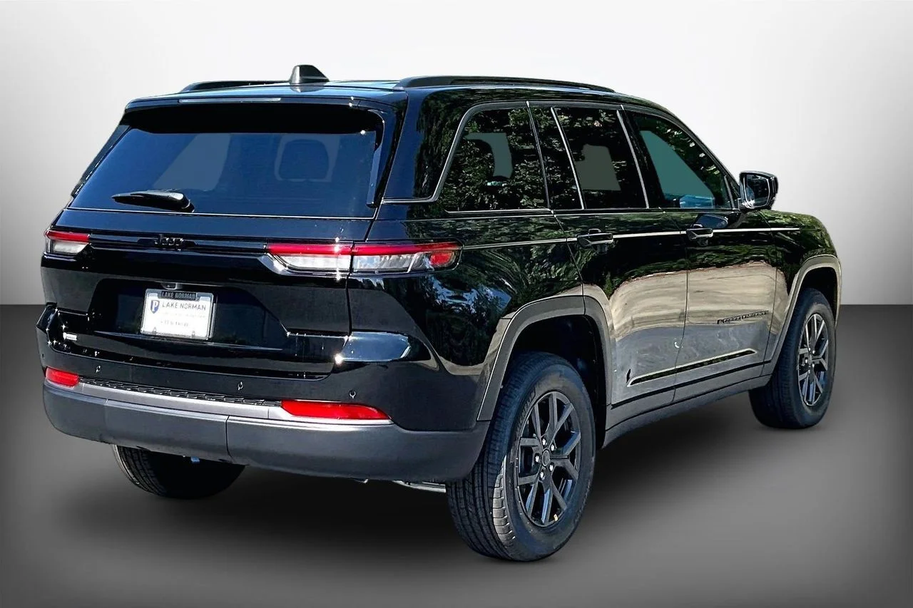 New 2027 High-Gloss Black Paint Jeep Laredo Altitude image 8