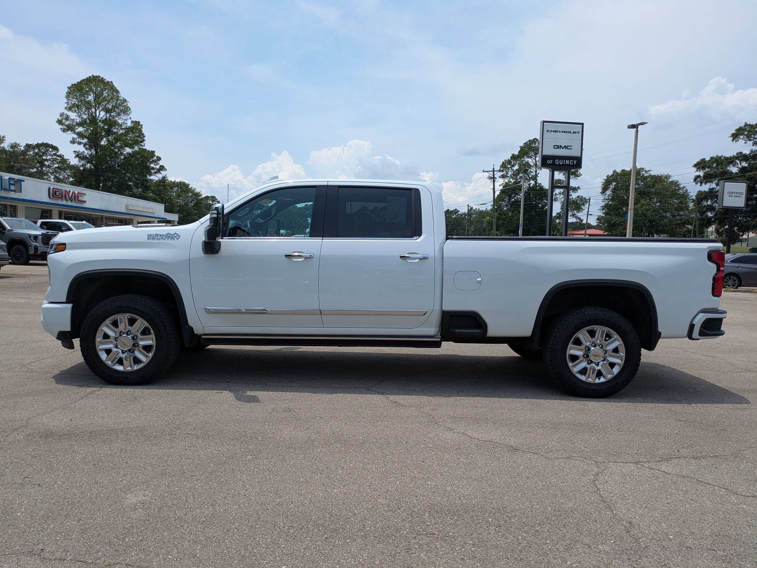 Used 2025 Summit White Chevrolet High Country image 7