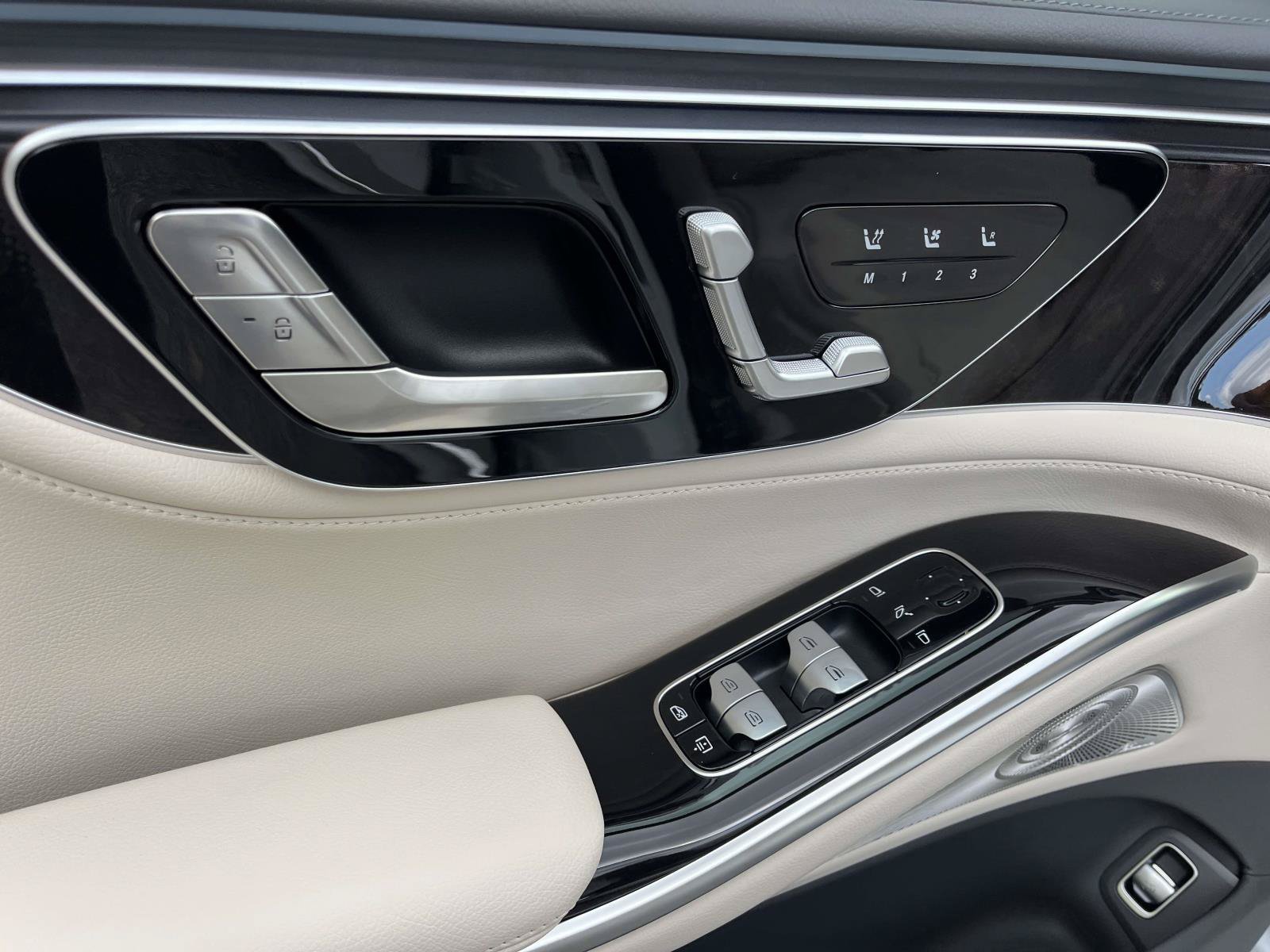 New 2027 MANUFAKTUR Moonlight White Metallic Mercedes-Benz S 500 4MATIC® Sedan image 18