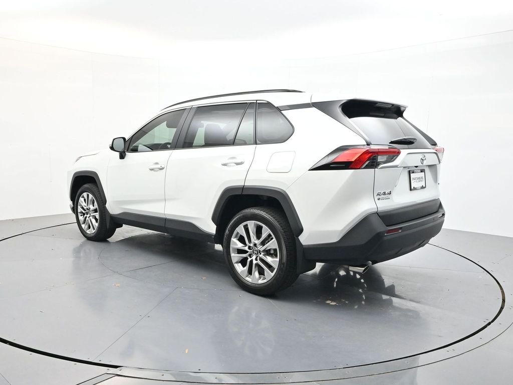 Used 2025 Beige Toyota XLE Premium image 5