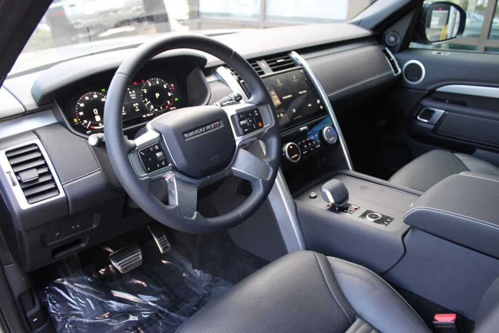 Used 2025  Land Rover Dynamic SE image 5