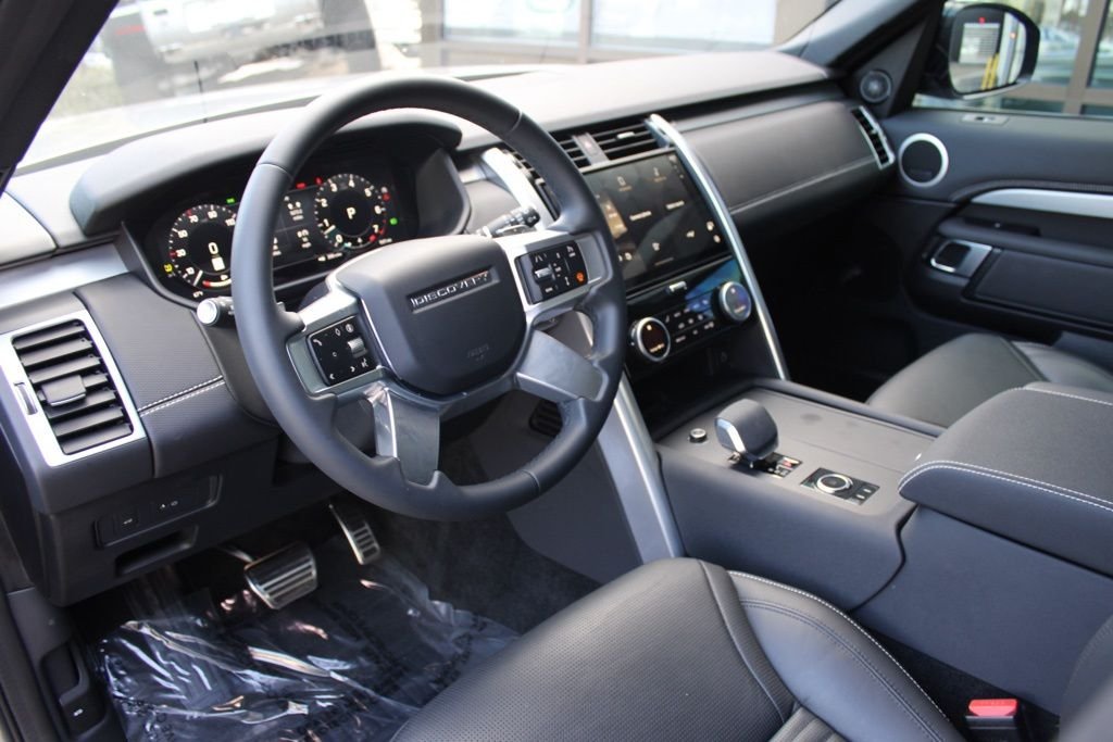 Used 2025  Land Rover Dynamic SE image 5