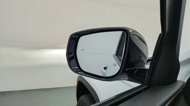 New 2026 Bright White Clear-Coat Exterior Paint Jeep Limited image 21