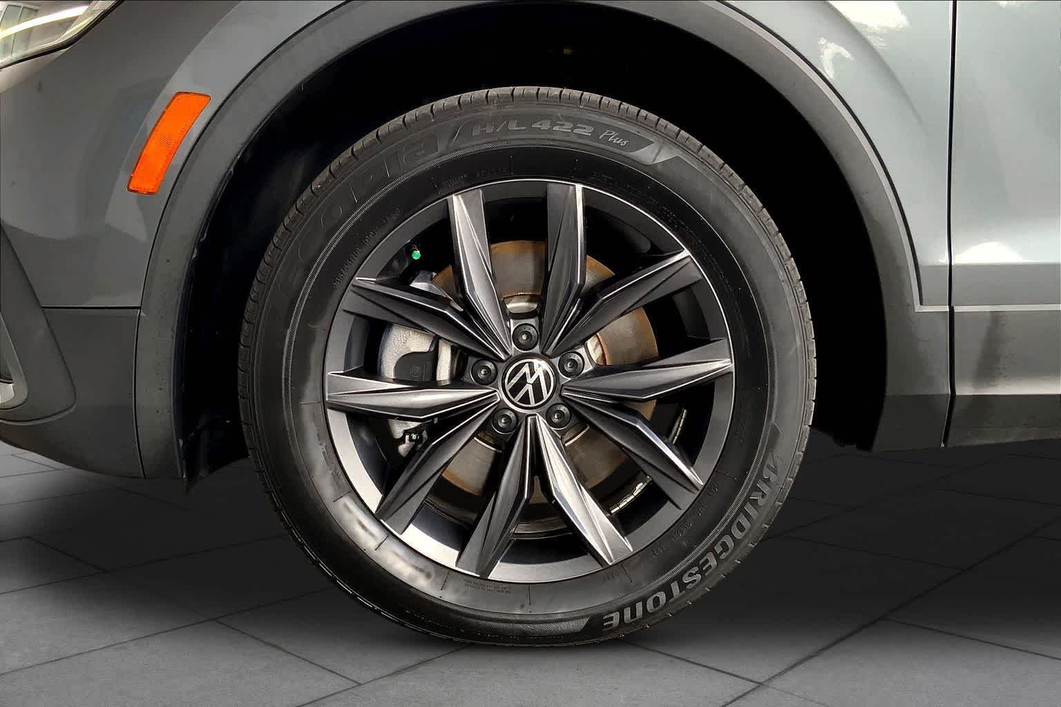 Used 2023 Platinum Gray Metallic Volkswagen SE image 11
