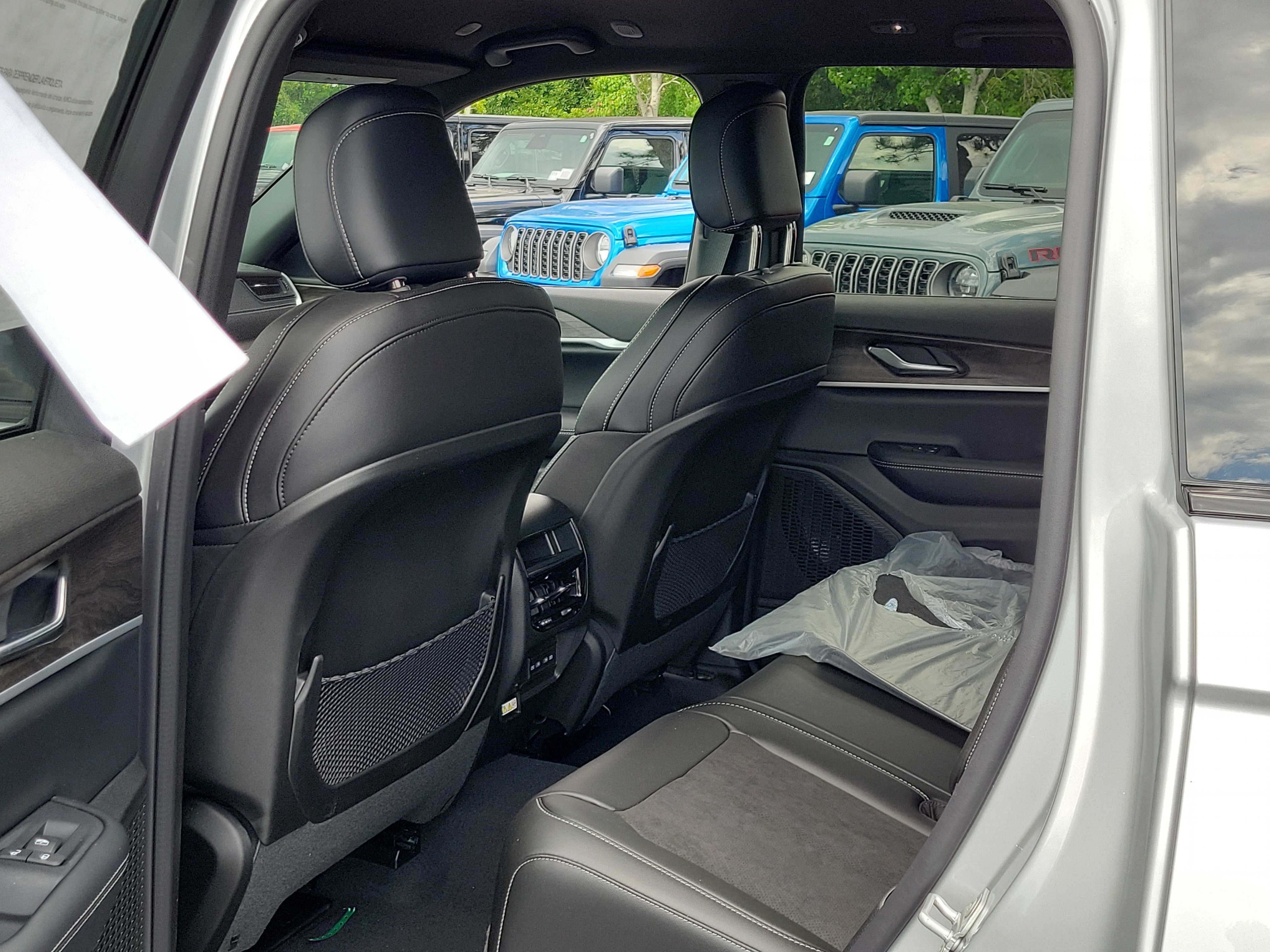 New 2026 Silver Zynith Exterior Paint Jeep Laredo Altitude image 12