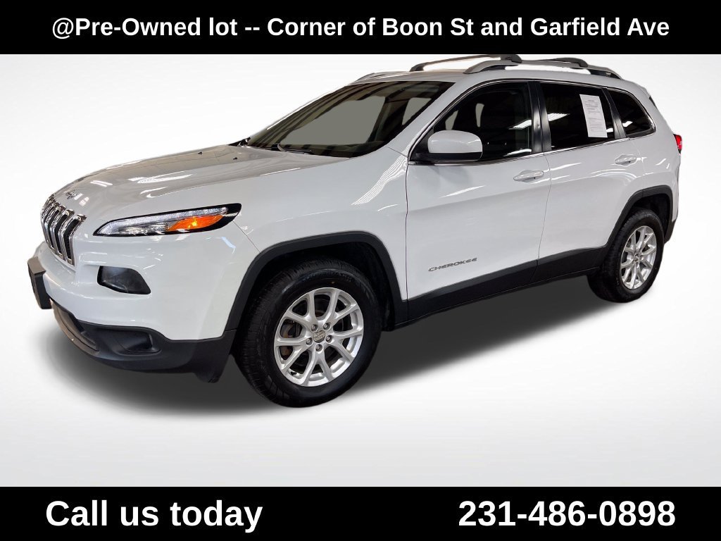 Used 2016  Jeep LATITUDE image 1