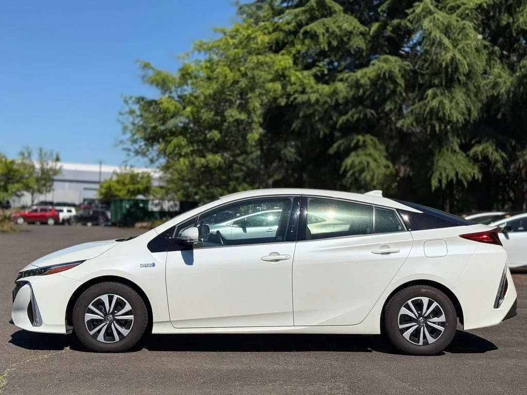 Used 2018 White Toyota Premium image 2