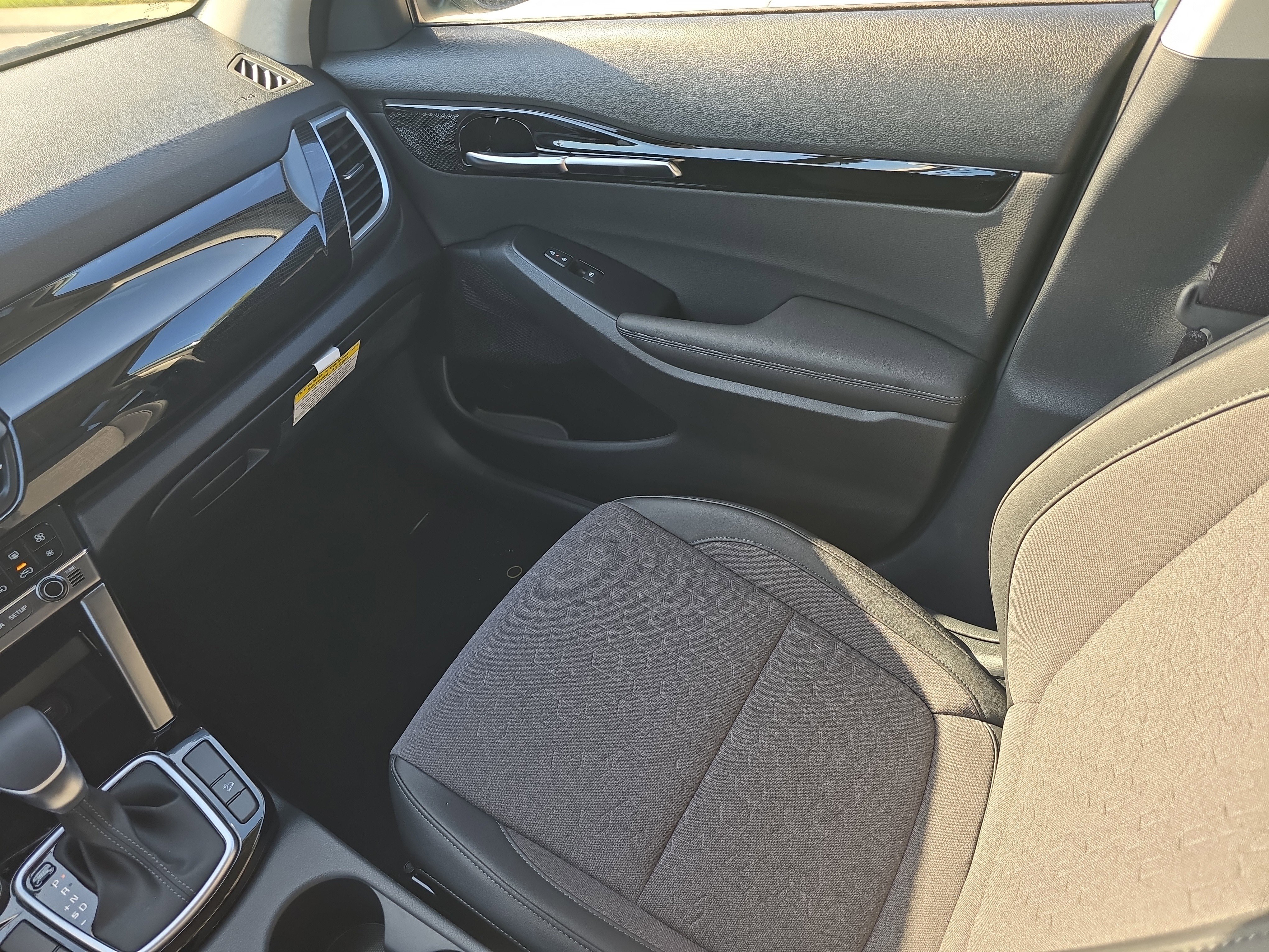 New 2026 Pluton Blue / Black Roof Kia S image 15