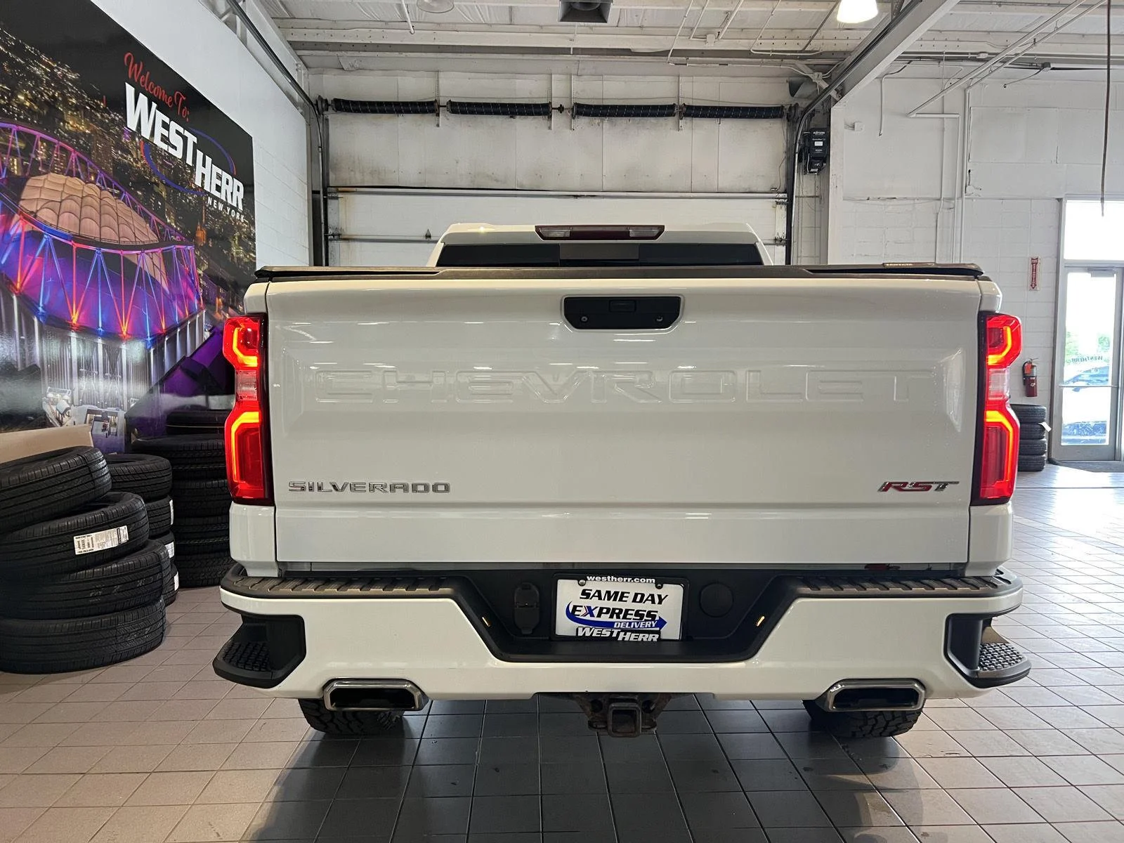 Used 2020 SUMMIT WHITE Chevrolet RST image 8