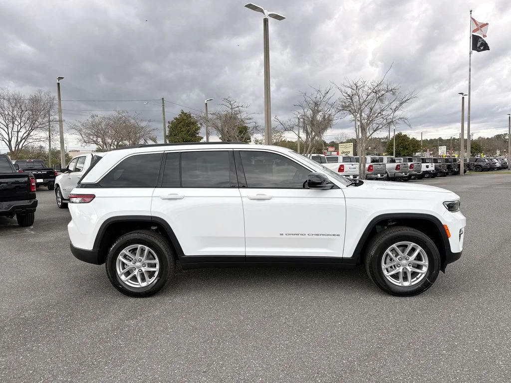 New 2026 Bright White Clear-Coat Exterior Paint Jeep Laredo image 2