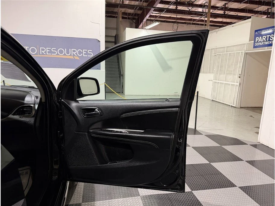 Used 2017 Pitch Black Clearcoat Dodge Crossroad Plus image 25