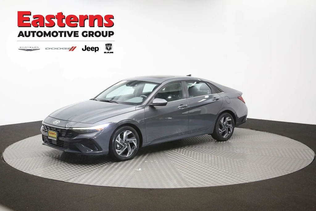 Used 2025 Gray Hyundai SEL Convenience image 57