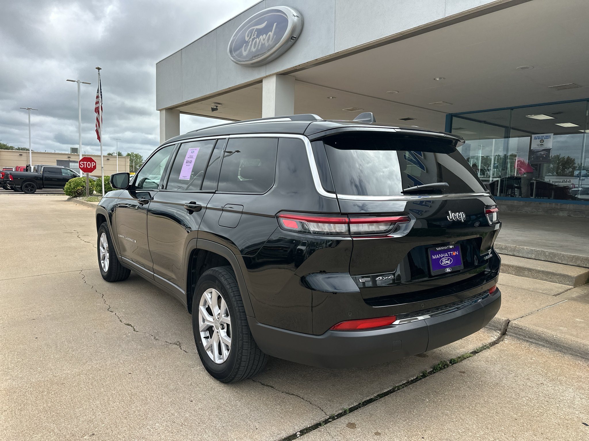 Used 2022 Diamond Black Crystal Pearlcoat Jeep Limited image 11