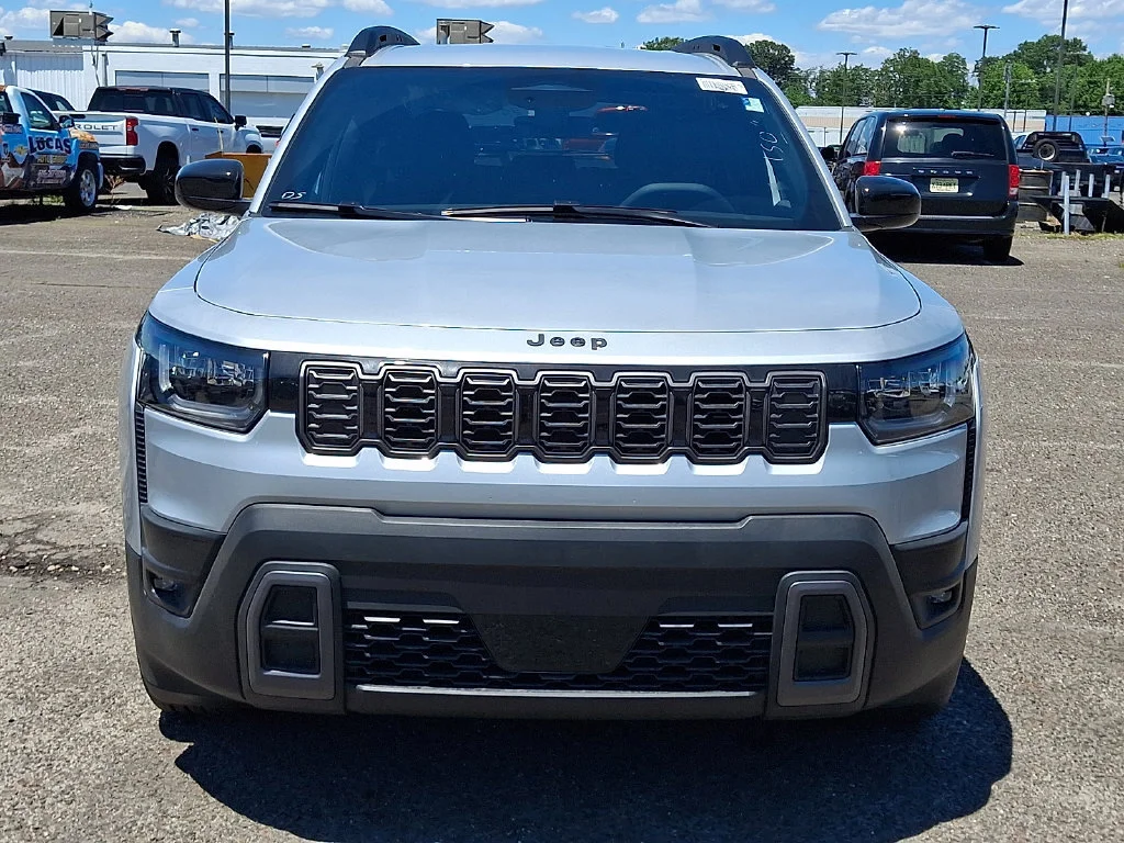 New 2026 Silver Zynith Clear-Coat Exterior Paint Jeep Laredo image 2