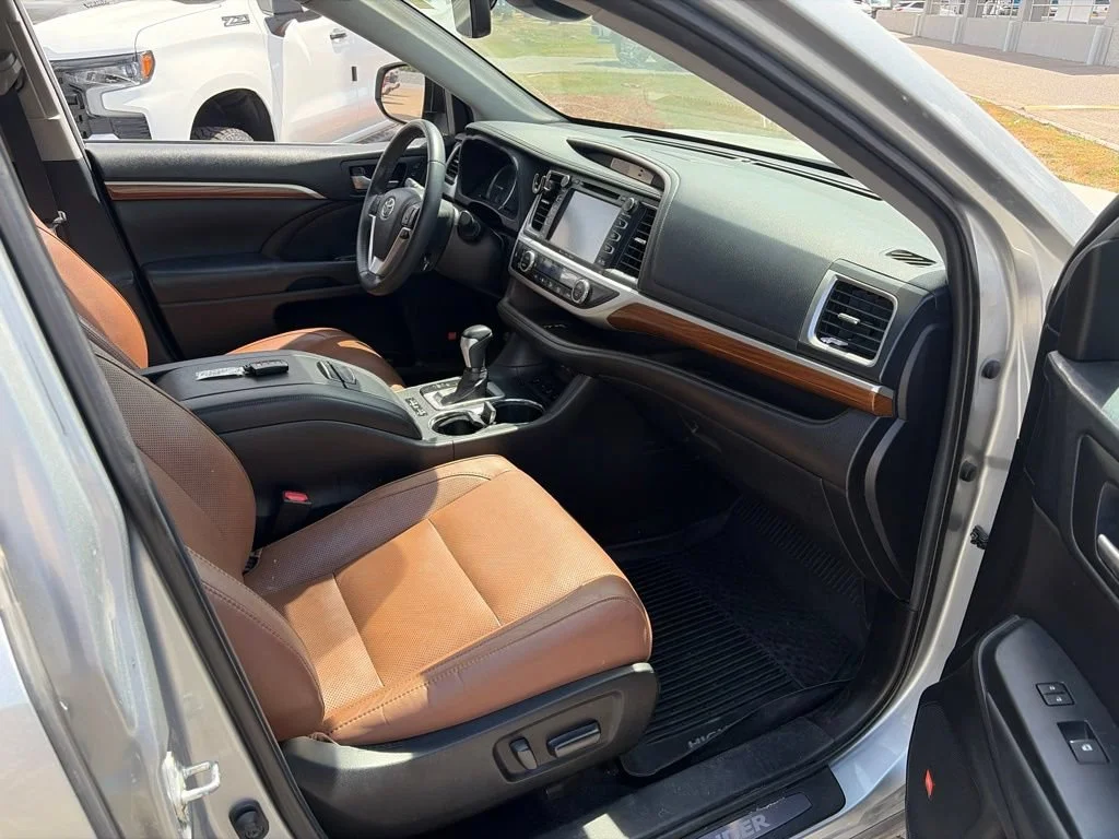 Used 2019  Toyota Limited image 10