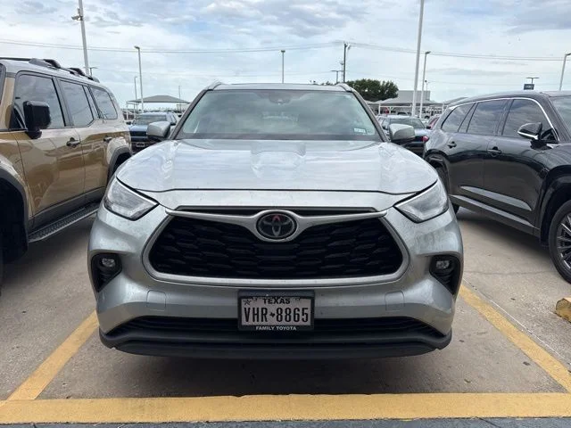2023 Toyota Highlander XLE FWD's photo