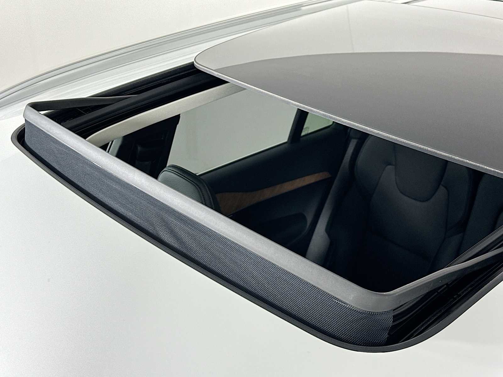 Certified Used 2025 Crystal White Volvo Plus image 17