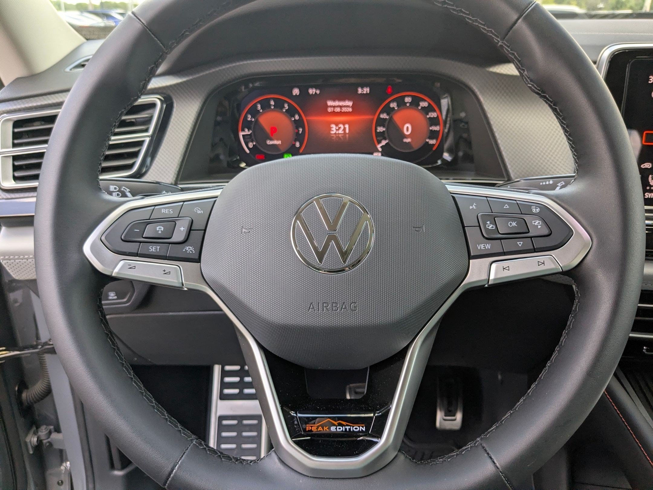New 2026 Pure Gray Metallic Volkswagen 2.0T Peak Edition image 9