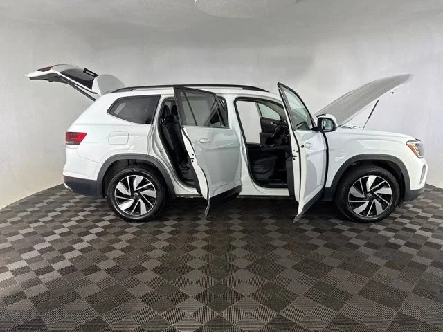 Used 2024  Volkswagen 2.0T SE w/Technology image 15