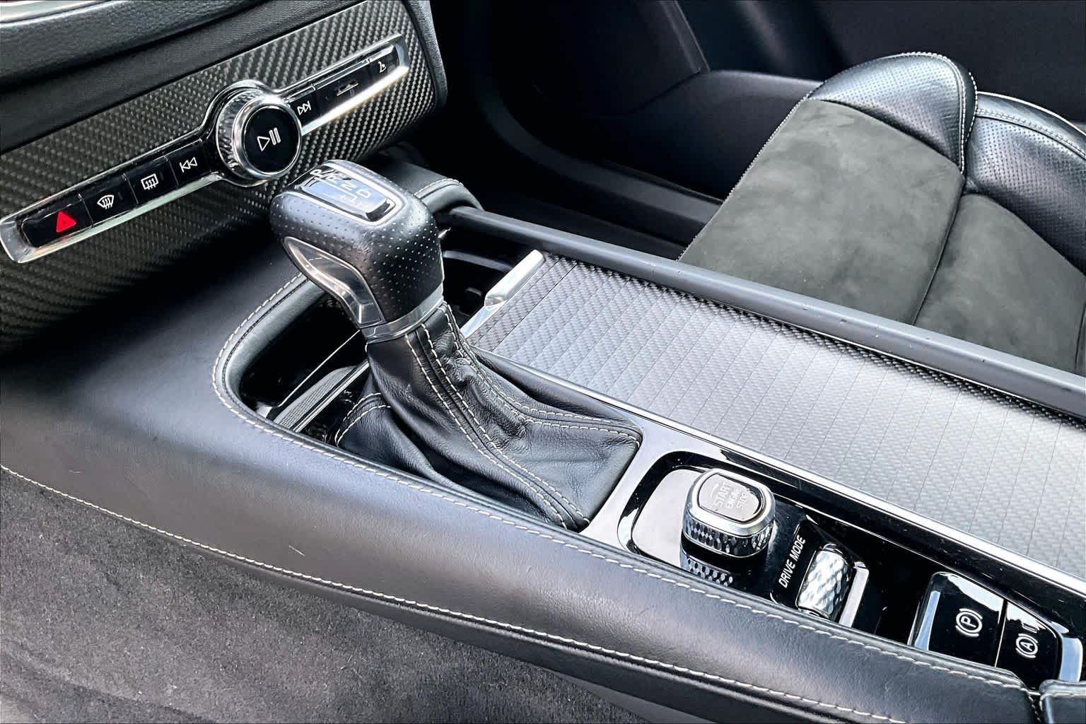 Used 2019 Onyx Black Metallic Volvo R-Design image 17