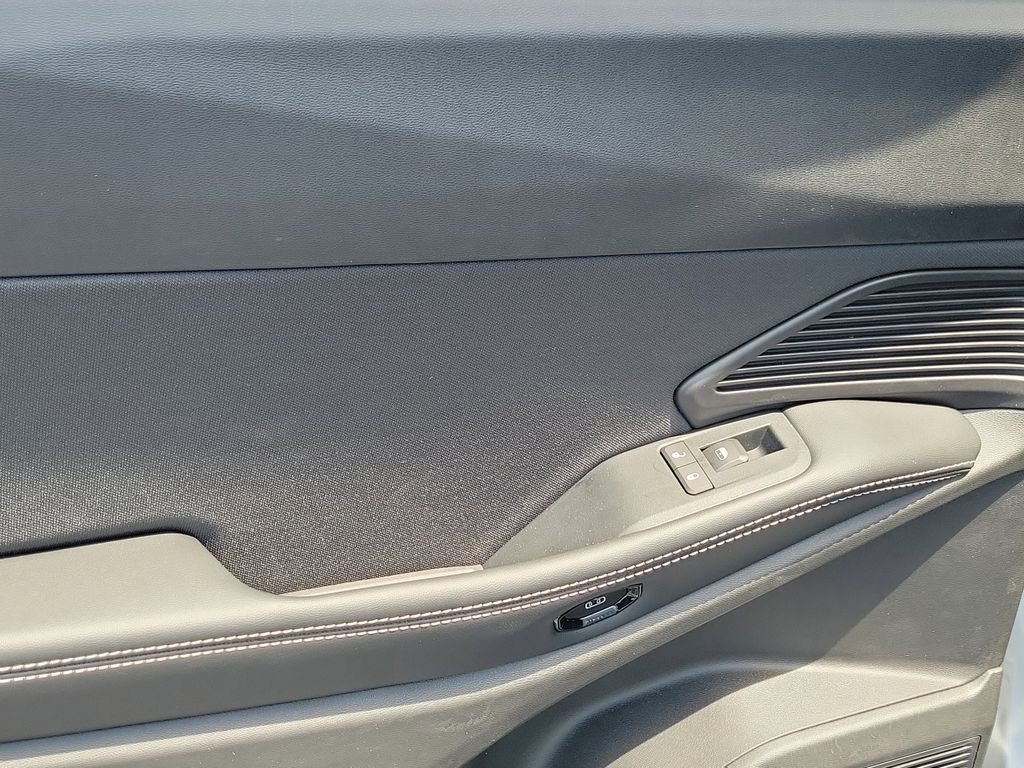 New 2026 Silver Zynith Clear-Coat Exterior Paint Jeep Laredo image 12