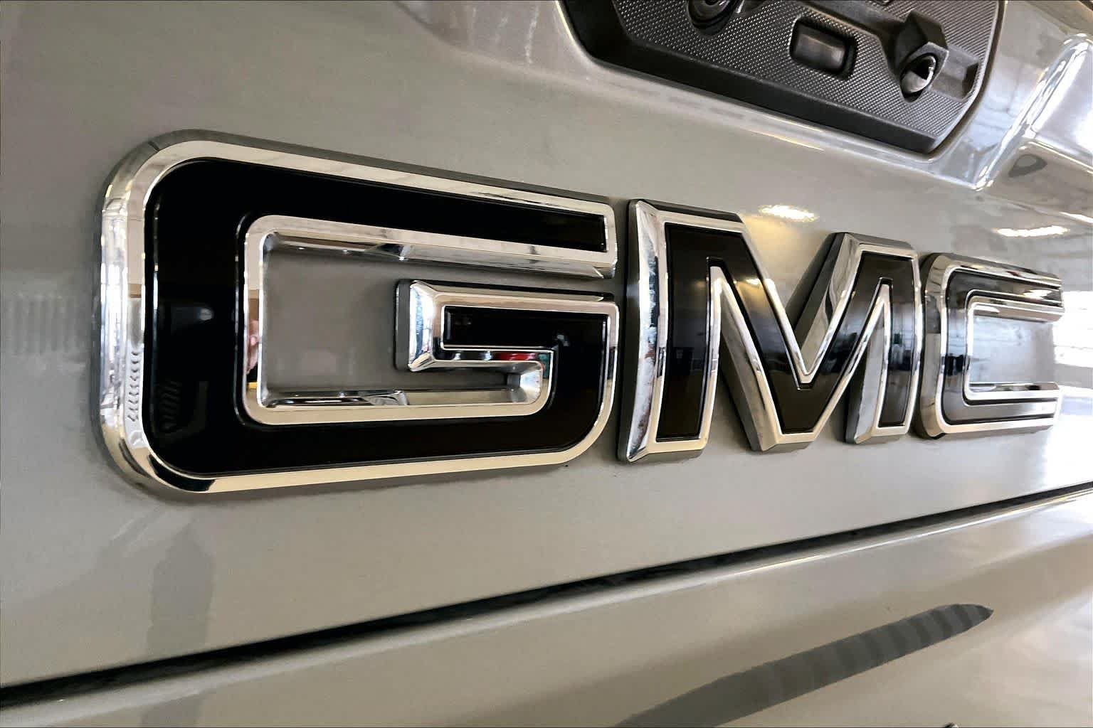 Used 2024 Sterling Metallic GMC Denali image 31