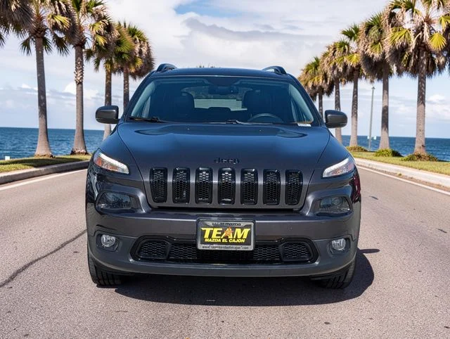 Used 2016 Gray Jeep Limited image 3