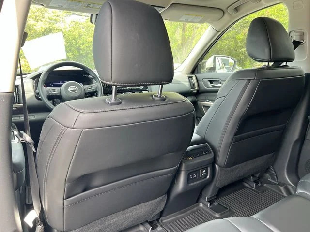 Used 2024 White Nissan Platinum image 31