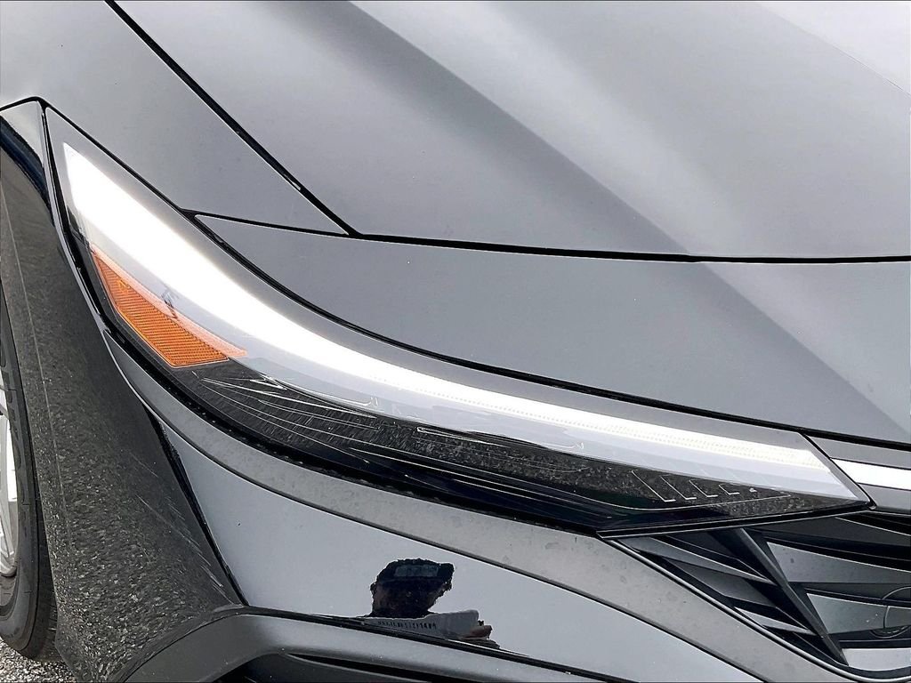 Used 2025 Abyss Black Hyundai SE image 28