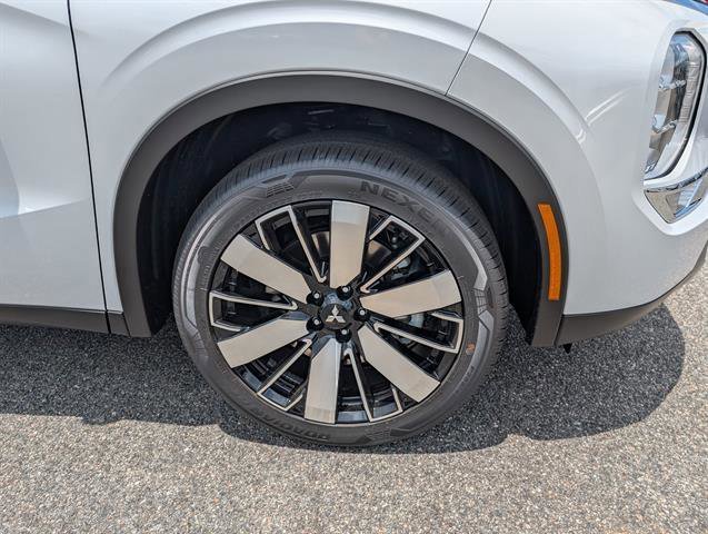Used 2025 White Diamond Mitsubishi SE image 22