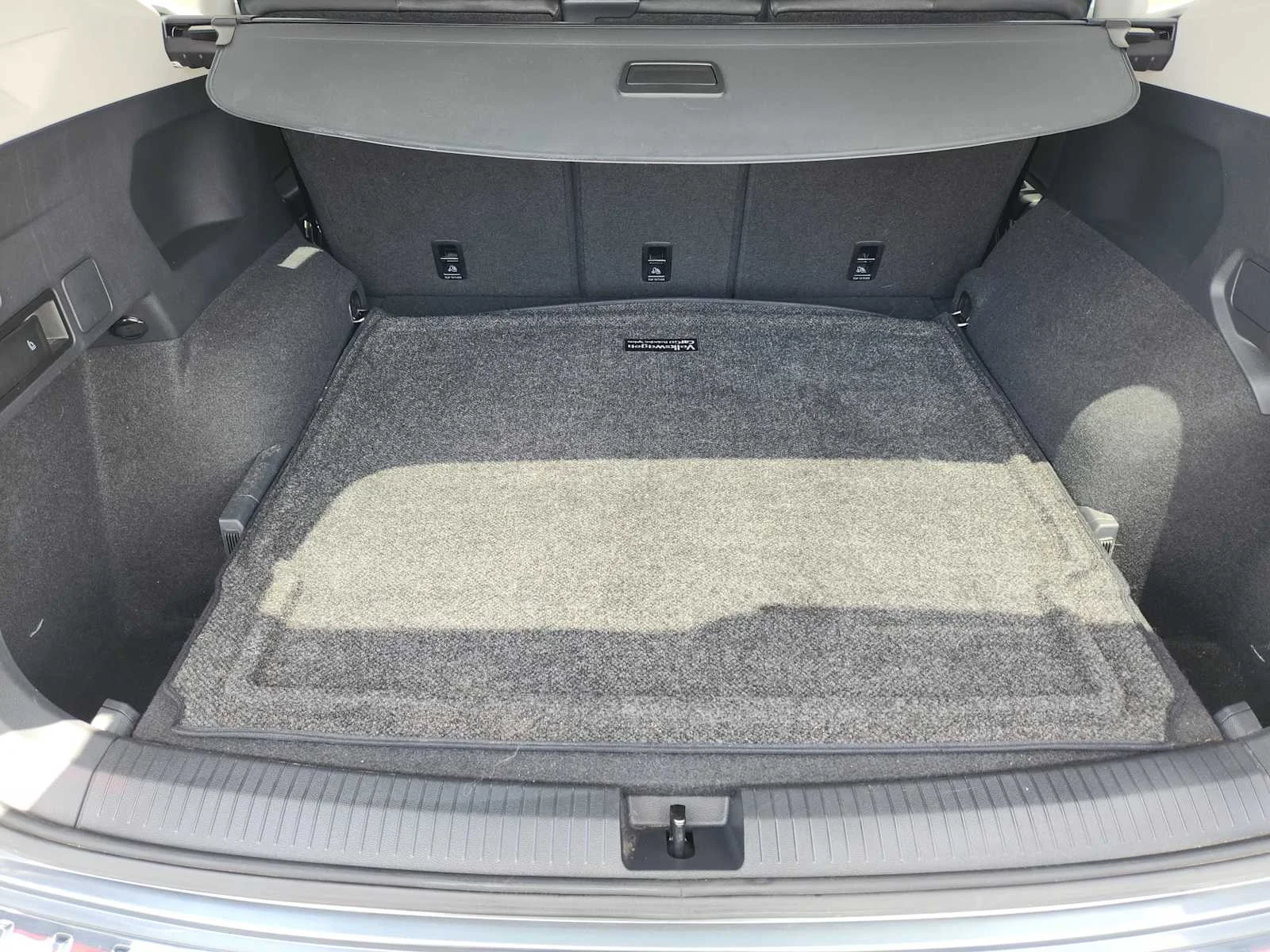 Used 2020 Platinum Gray Metallic Volkswagen SE image 32