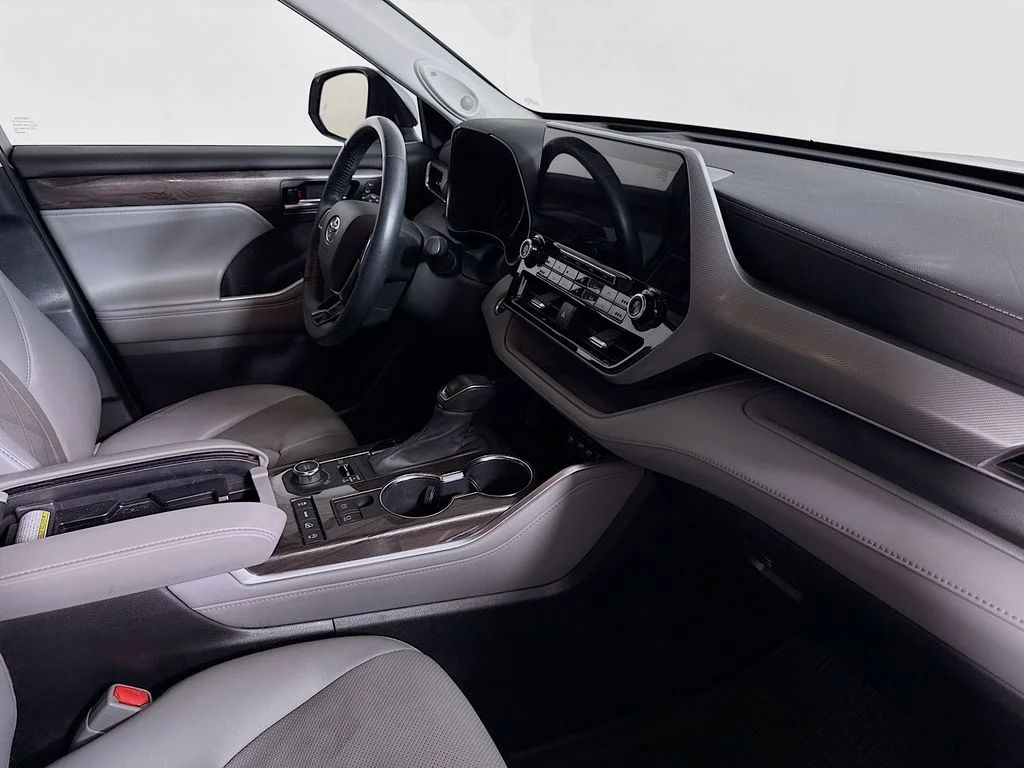 Used 2021 Moon Dust Toyota Platinum image 27