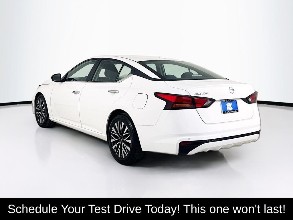 Used 2025 Glacier White Nissan 2.5 SV image 5