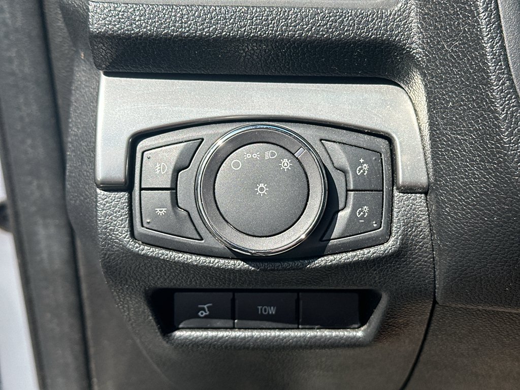 Used 2018 White Platinum Metallic Tri-Coat Ford XLT image 25