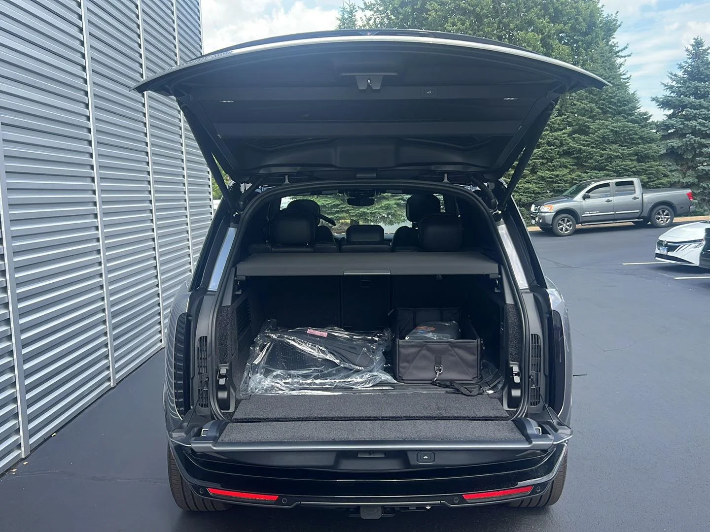 New 2026 Eiger Grey Metallic Land Rover SE image 29
