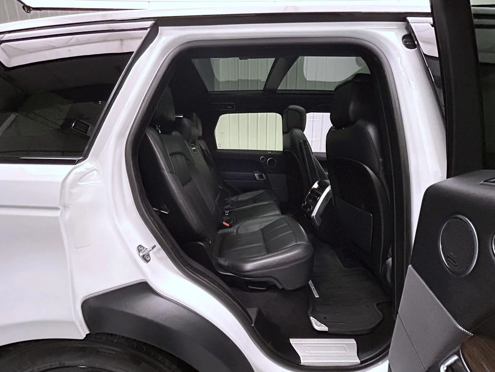 Used 2019 White Land Rover HSE image 18